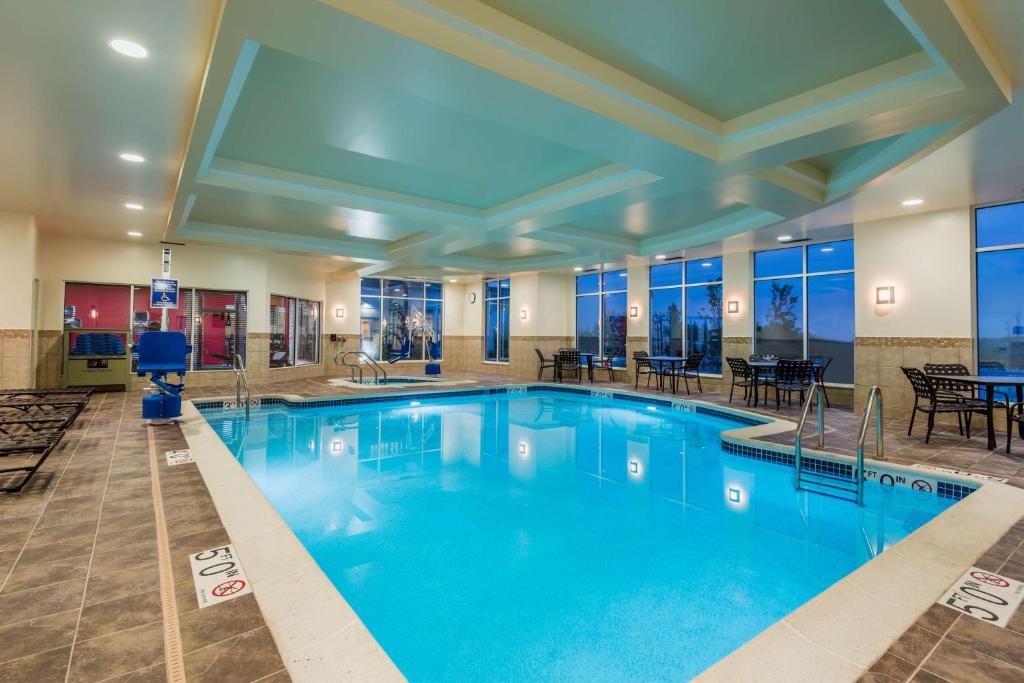 Bazén v ubytování Hilton Garden Inn Wayne nebo v jeho okolí