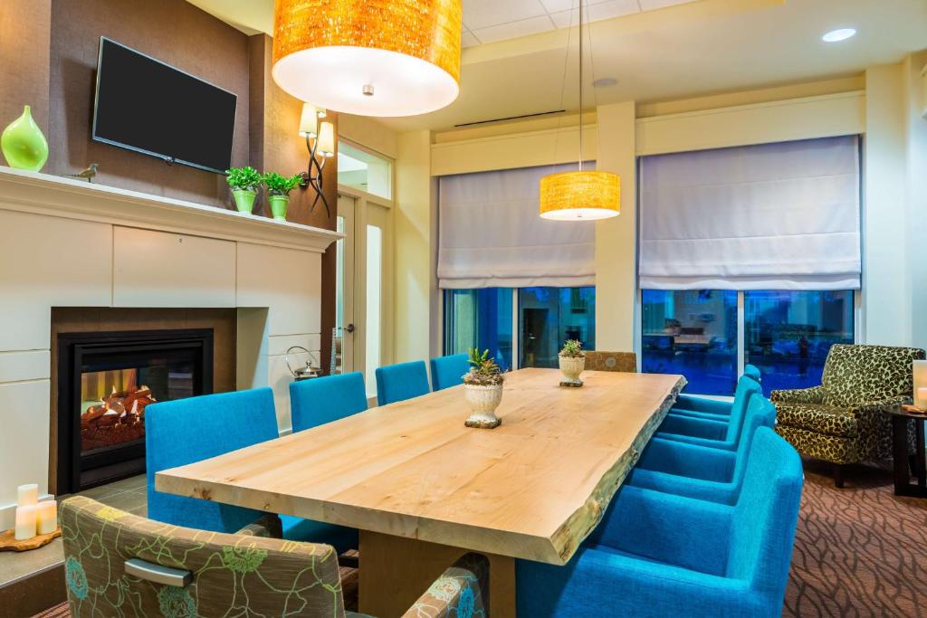 Posezení v ubytování Hilton Garden Inn Wayne
