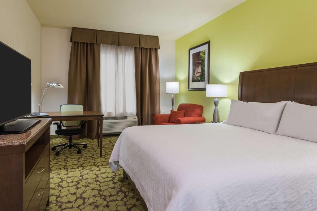 Postel nebo postele na pokoji v ubytování Hilton Garden Inn Wayne