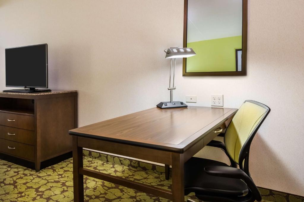TV a/nebo společenská místnost v ubytování Hilton Garden Inn Wayne