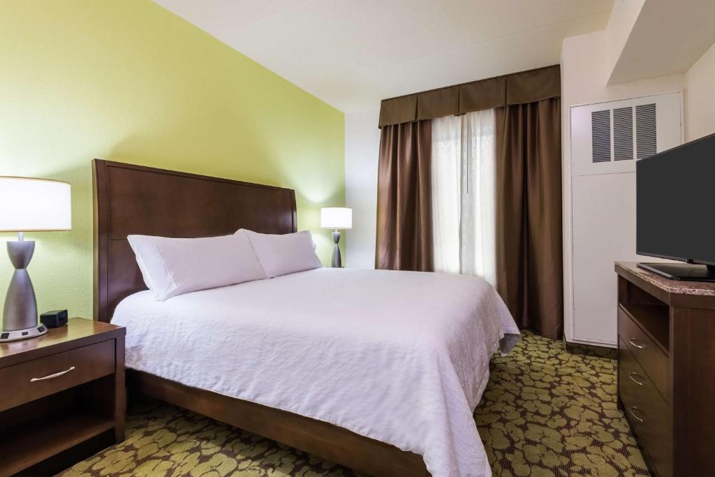 Postel nebo postele na pokoji v ubytování Hilton Garden Inn Wayne
