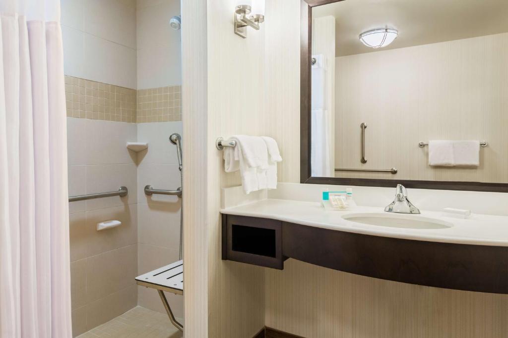 Koupelna v ubytování Hilton Garden Inn Wayne