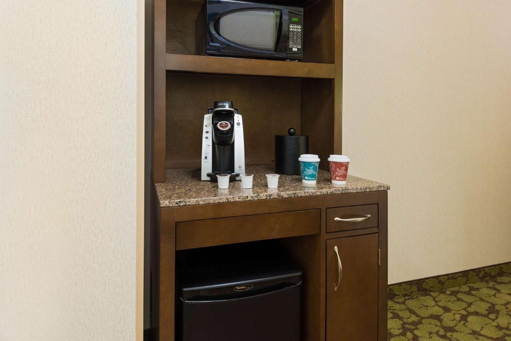 Příslušenství pro přípravu čaje a kávy v ubytování Hilton Garden Inn Wayne
