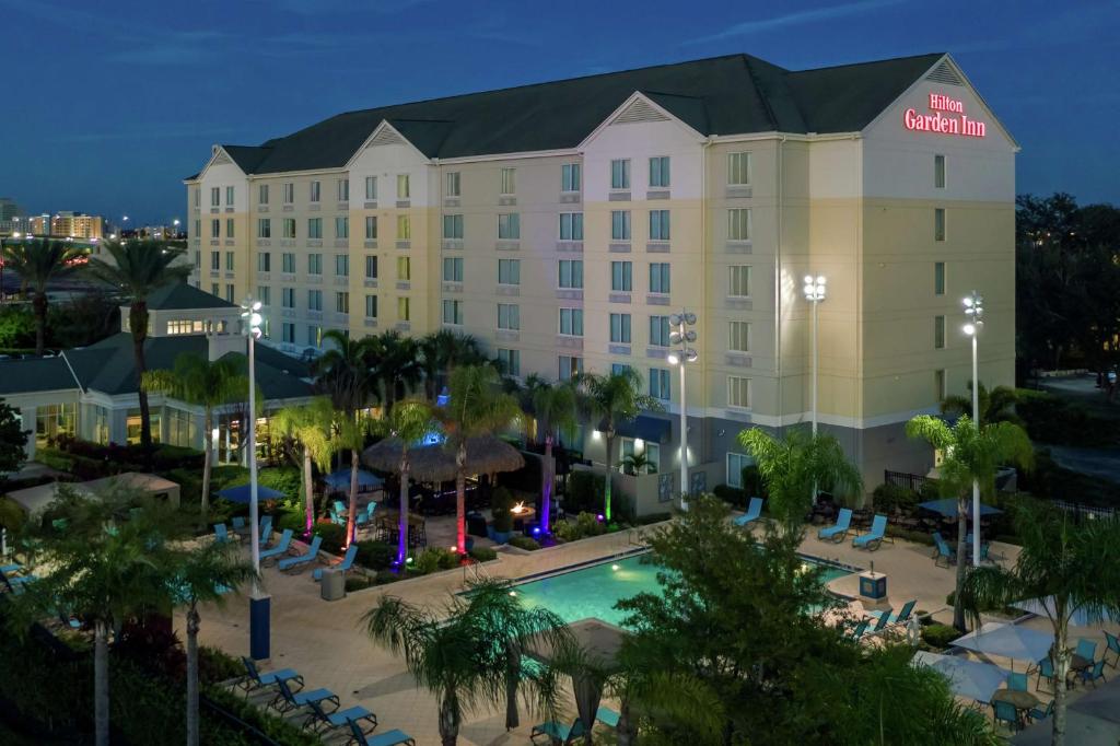 um hotel com piscina em frente a um resort em Hilton Garden Inn Orlando International Drive North em Orlando