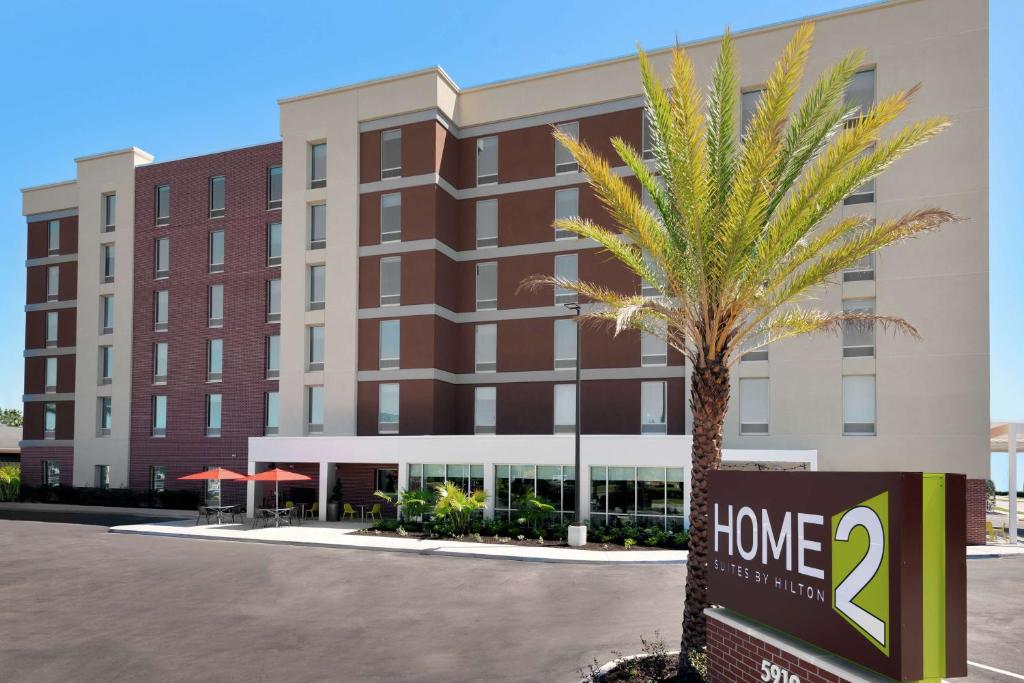 奥兰多Home2 Suites By Hilton Orlando Near Universal的建筑物前的棕榈树