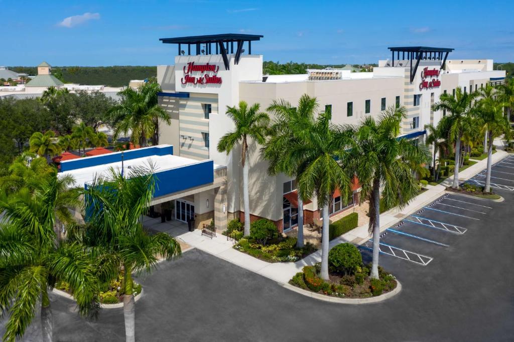 uma vista aérea de um hotel com palmeiras em Hampton Inn and Suites Sarasota/Lakewood Ranch em Sarasota