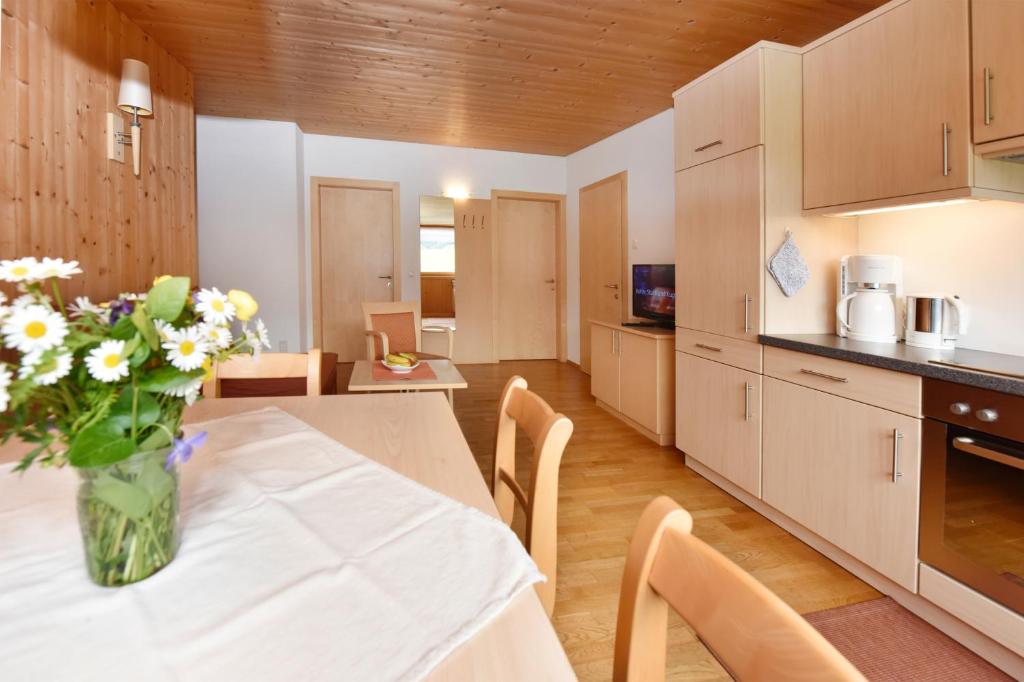 Una cocina o cocineta en Panoramahof Eggele