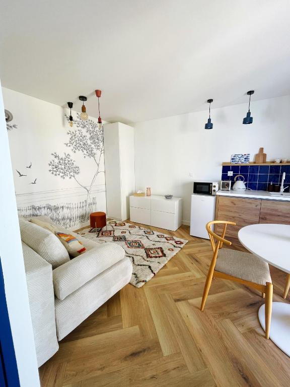 un salon avec un canapé et une table dans l'établissement LE MAJORELLE, à Marseillan