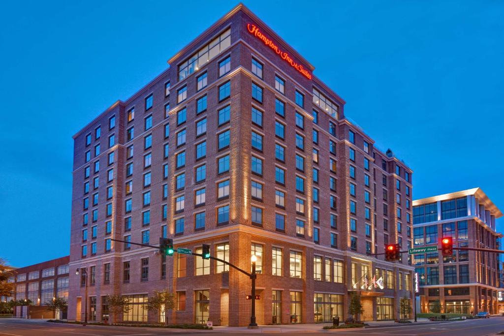 a large building on a street with a traffic light at Hampton Inn & Suites Nashville Downtown Capitol View, Tn in Nashville