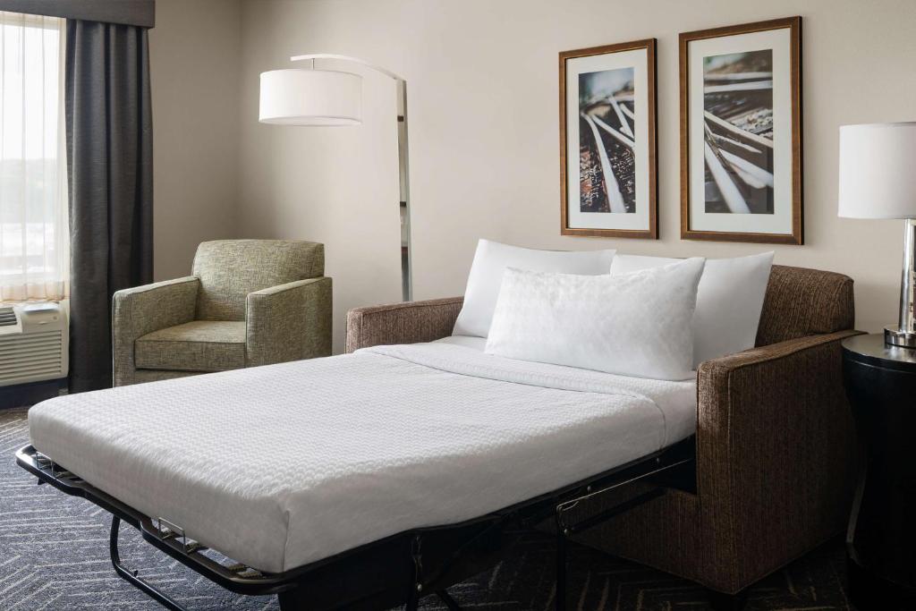 Postel nebo postele na pokoji v ubytování Homewood Suites Springfield