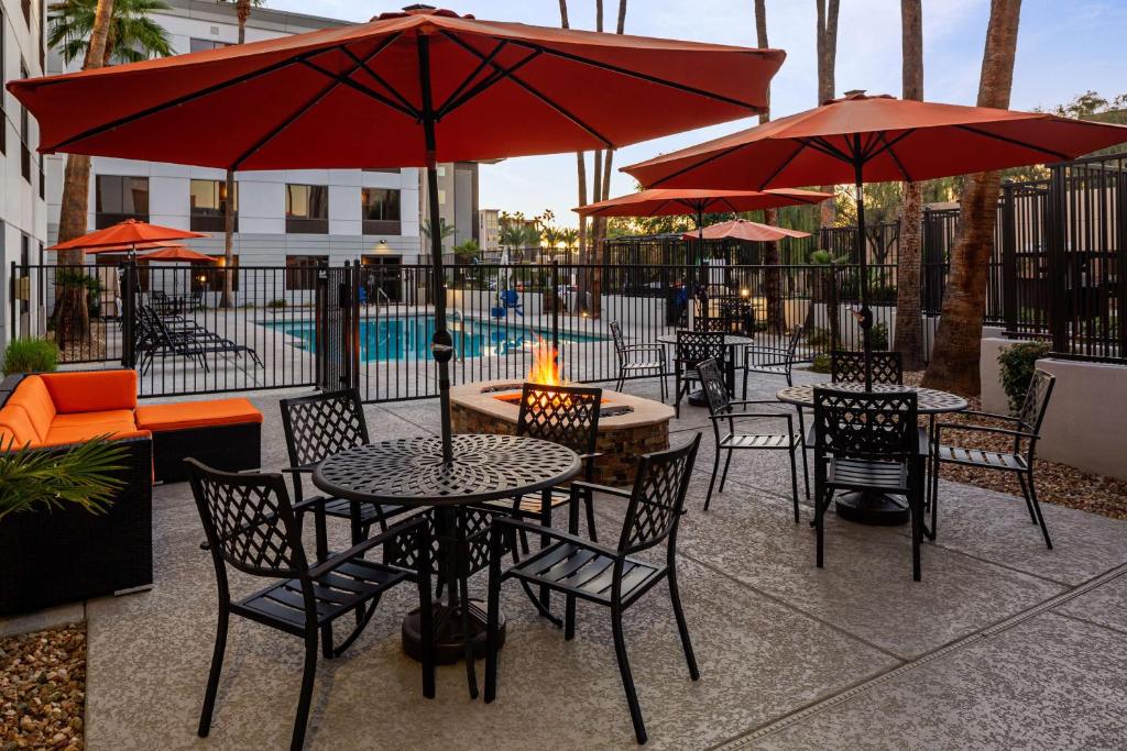 Bazén v ubytování Hampton Inn Phoenix - Biltmore nebo v jeho okolí