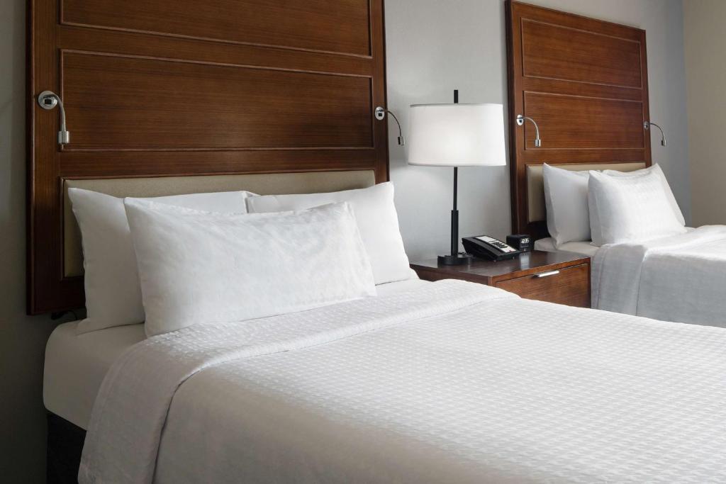 Postel nebo postele na pokoji v ubytování Homewood Suites Springfield