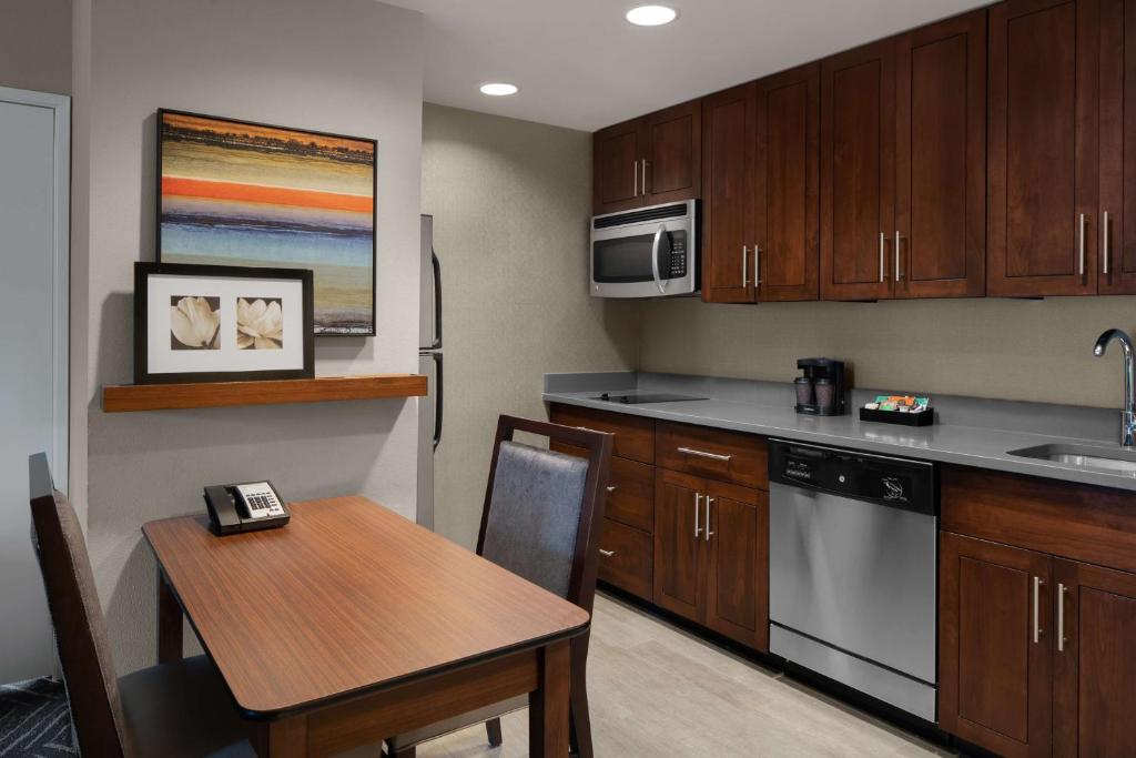 Kuchyň nebo kuchyňský kout v ubytování Homewood Suites Springfield