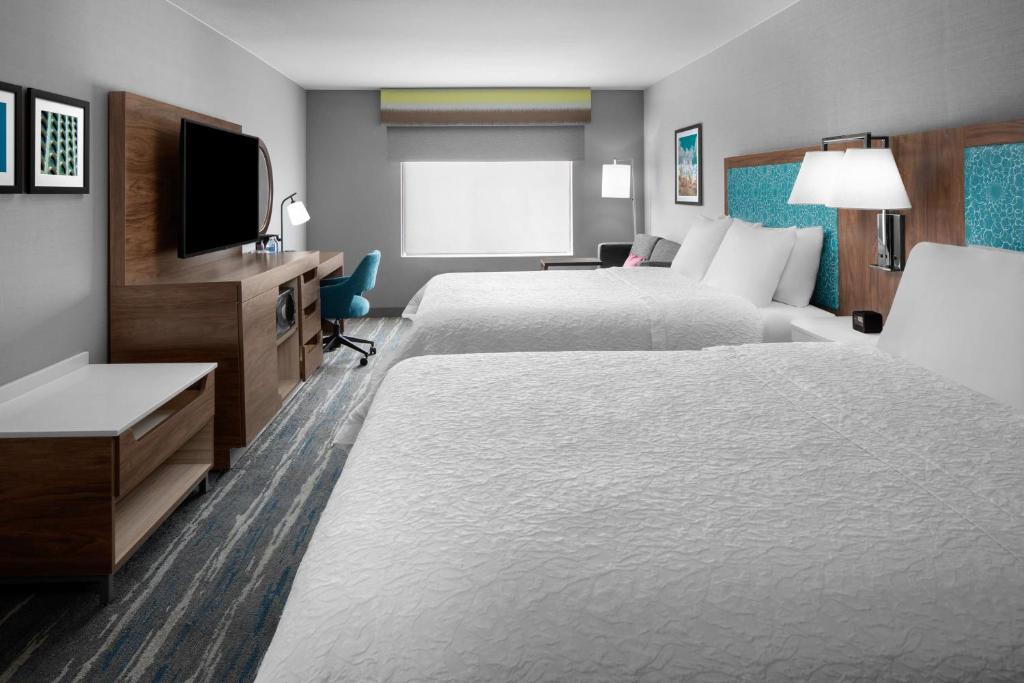 Postel nebo postele na pokoji v ubytování Hampton Inn Phoenix - Biltmore