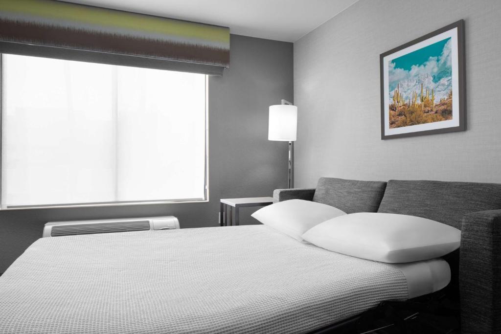 Postel nebo postele na pokoji v ubytování Hampton Inn Phoenix - Biltmore