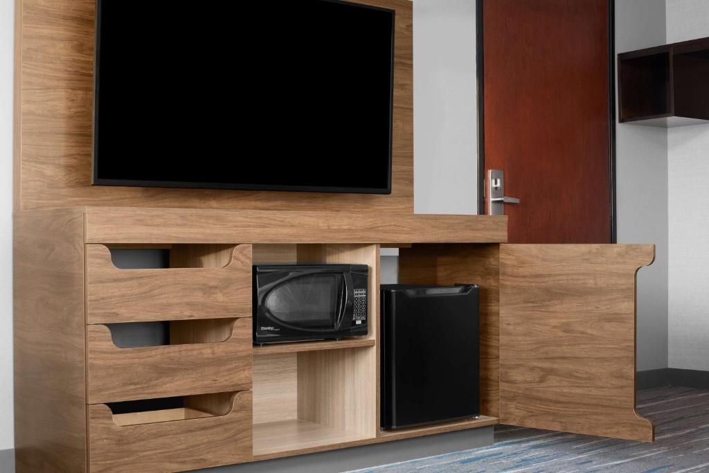 TV a/nebo společenská místnost v ubytování Hampton Inn Phoenix - Biltmore