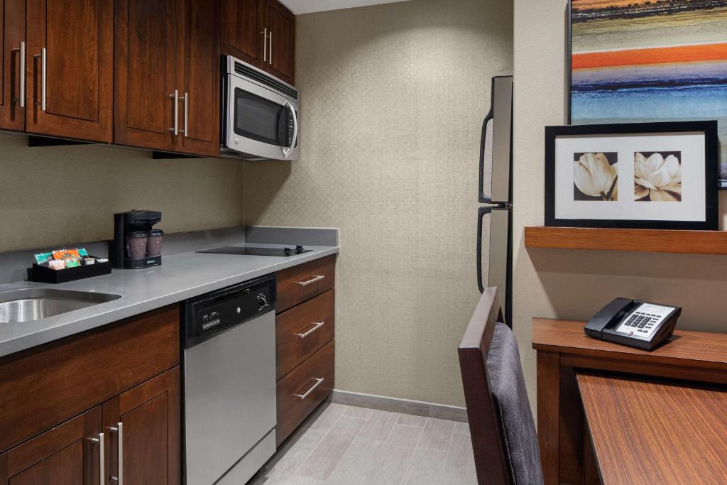 Kuchyň nebo kuchyňský kout v ubytování Homewood Suites Springfield