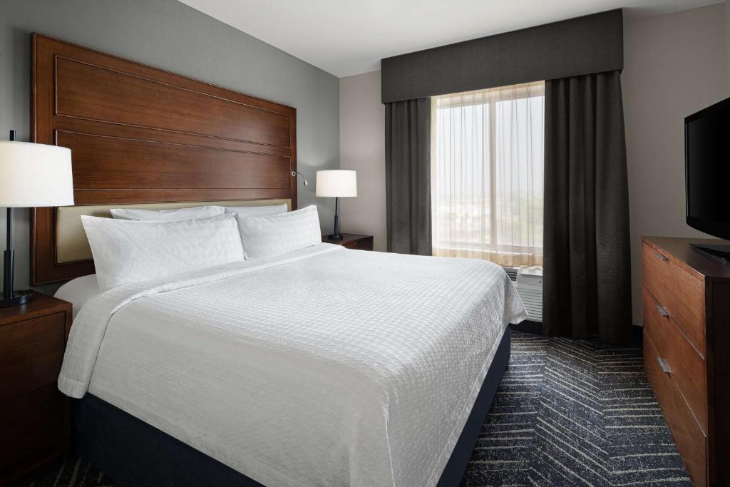 Postel nebo postele na pokoji v ubytování Homewood Suites Springfield