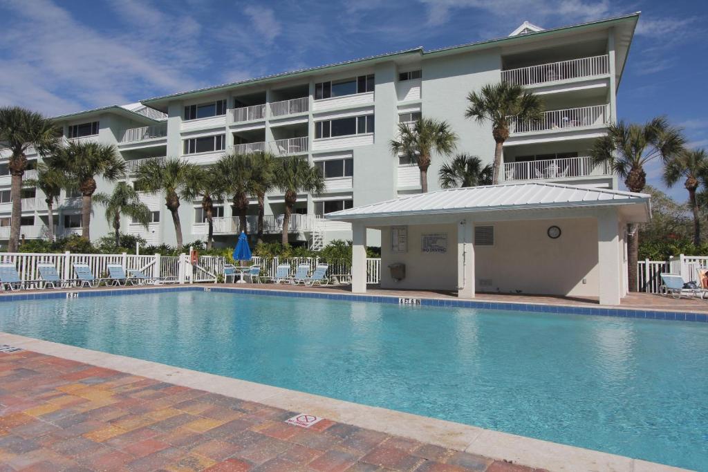 un hotel con piscina frente a un edificio en Calini Beach Club, en Sarasota
