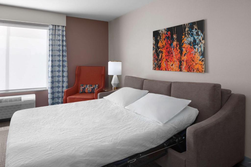 Hilton Garden Inn - Salt Lake City Airport - Suite King De Un Dormitorio Con Sofá Cama