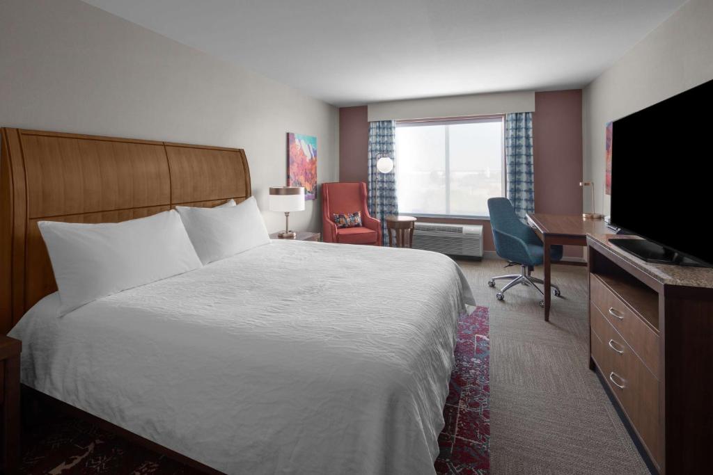 Hilton Garden Inn - Salt Lake City Airport - Zimmer Mit Kingsize-Bett