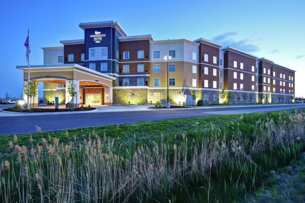 een weergave van de voorkant van een hotel bij Homewood Suites By Hilton Salt Lake City Airport in Salt Lake City