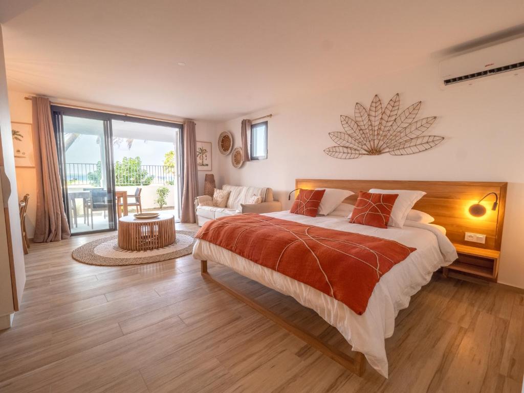 um quarto com uma cama grande e uma sala de estar em Appartement Orient Bay-Ti Paradise em Saint Martin