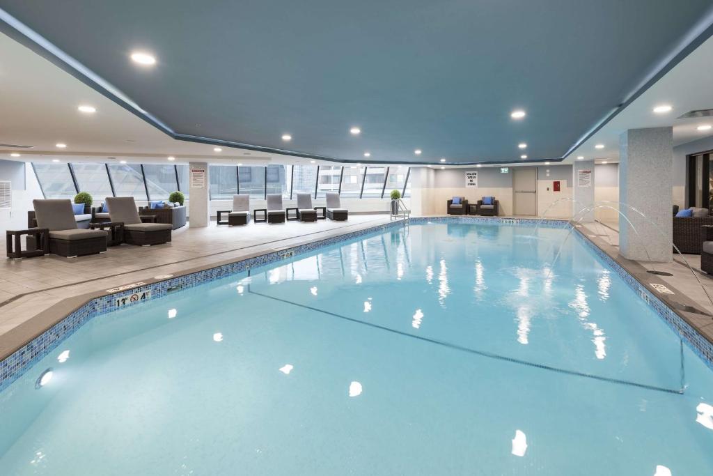 ein großer Pool in einem Hotelzimmer in der Unterkunft Homewood Suites By Hilton Ottawa Downtown in Ottawa
