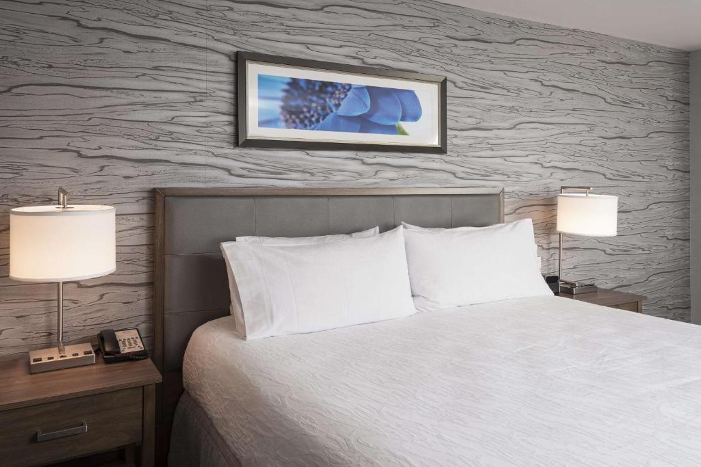 Postel nebo postele na pokoji v ubytování Homewood Suites By Hilton Ottawa Downtown