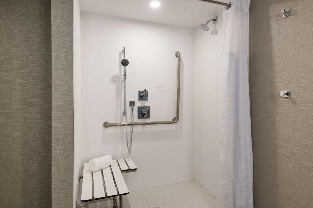 Koupelna v ubytování Homewood Suites By Hilton Ottawa Downtown