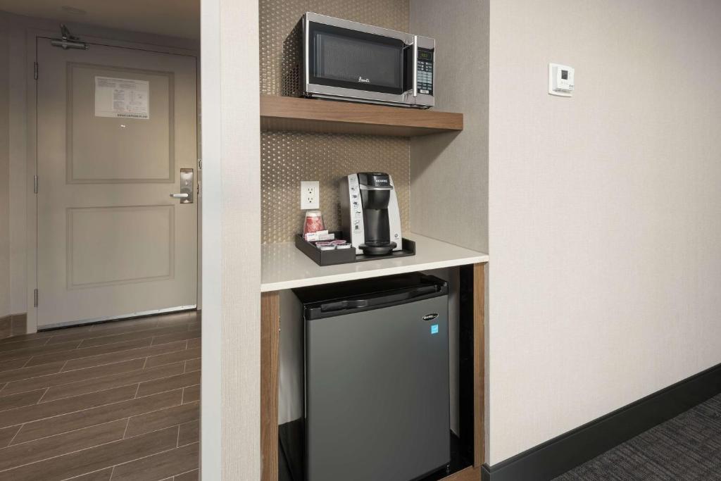 Hilton Garden Inn Ottawa Downtown - Deluxe Queen Room With Two Queen Beds - Non-Smoking