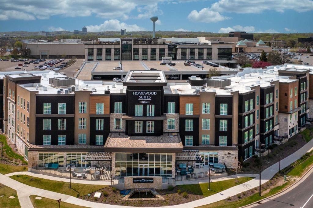 uma vista aérea de um edifício com estacionamento em Homewood Suites By Hilton Edina Minneapolis em Edina