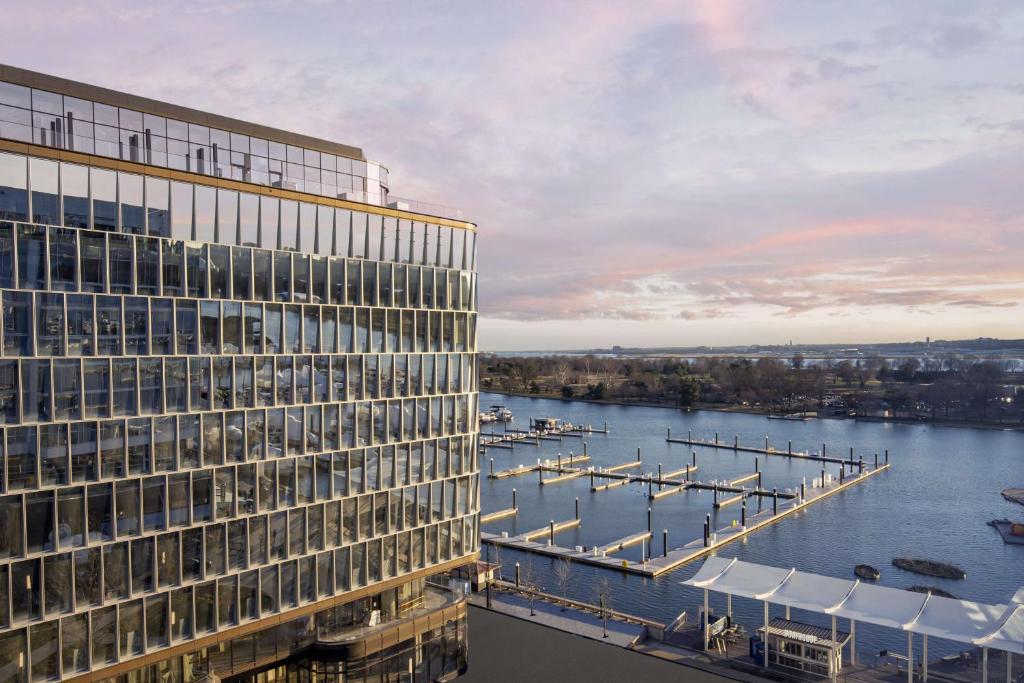 un gran edificio junto a un río con barcos dentro en Canopy By Hilton Washington DC The Wharf, en Washington