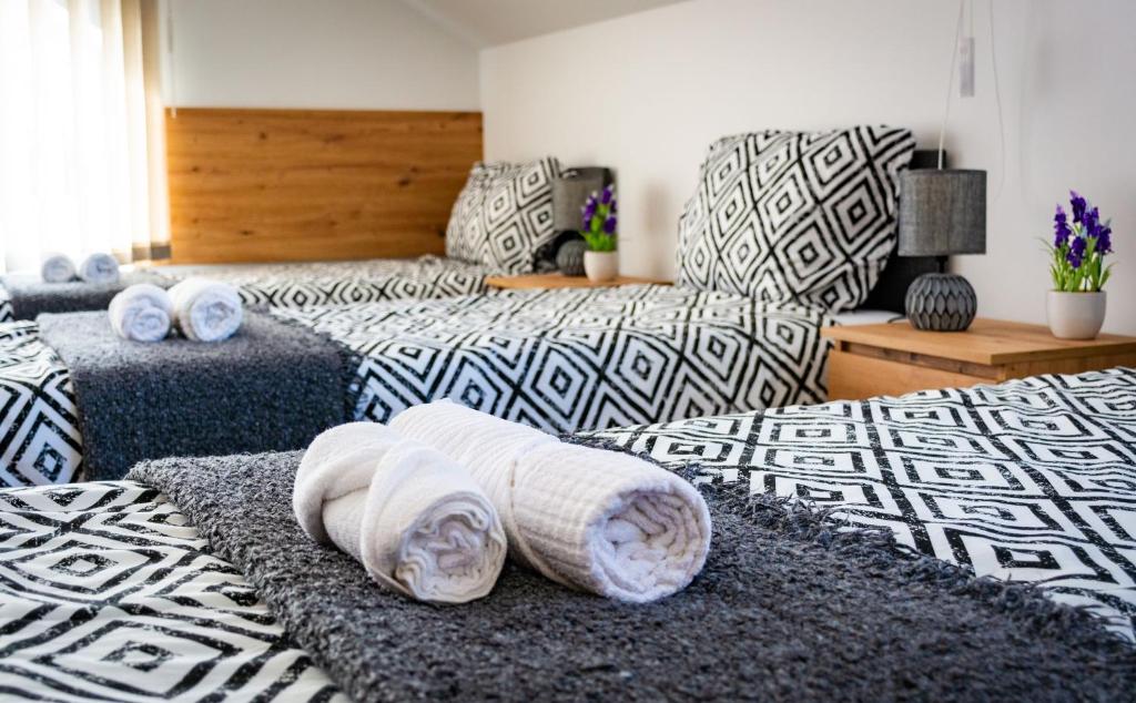 una sala de estar con 2 camas y toallas. en GREEN GAS - Gościniec Sami Swoi en Antonie