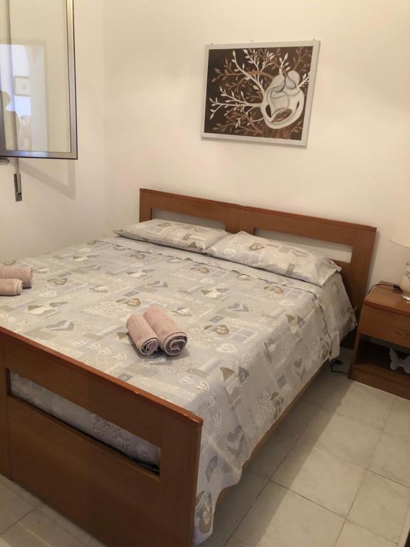 ein Bett mit einem Paar Handtüchern darauf in der Unterkunft Casa Vacanza Santa Maria del Focallo in Santa Maria Del Focallo
