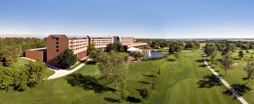 uma vista superior de um edifício e de um campo de golfe em The Inverness Denver, a Hilton Golf & Spa Resort em Englewood