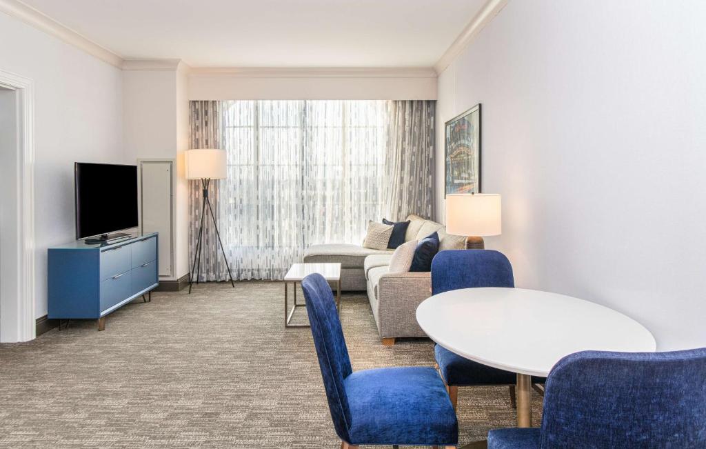 TV a/nebo společenská místnost v ubytování Hilton Columbus/Polaris