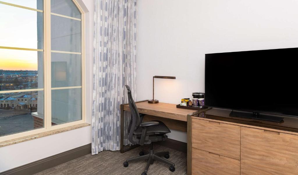 TV a/nebo společenská místnost v ubytování Hilton Columbus/Polaris