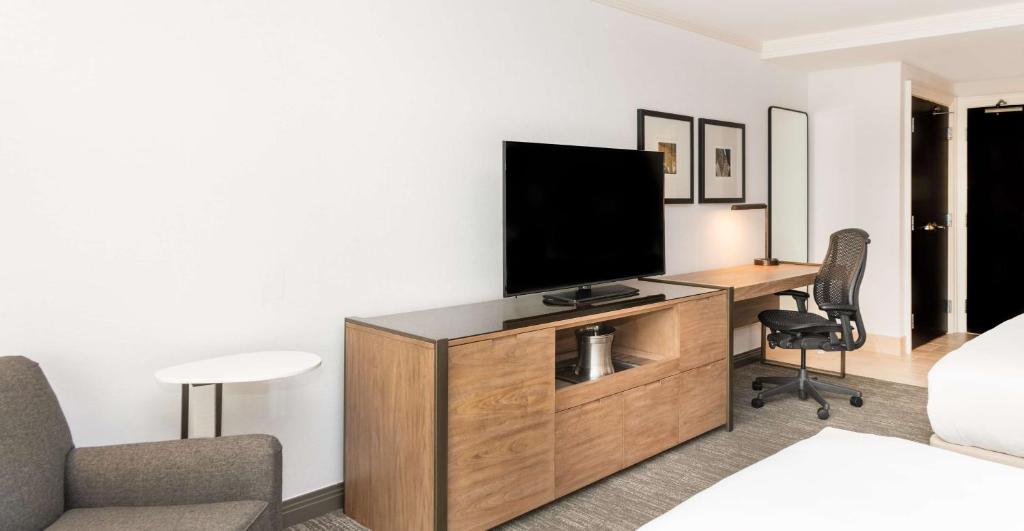 TV a/nebo společenská místnost v ubytování Hilton Columbus/Polaris