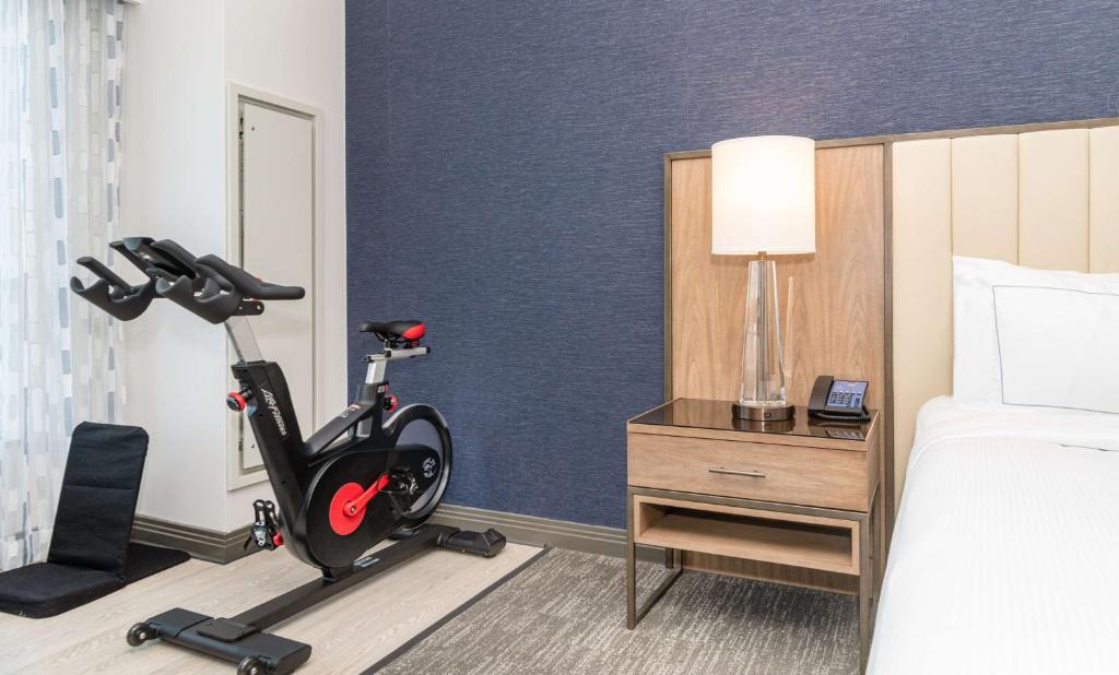 Hilton Columbus/Polaris - Fitness King Room