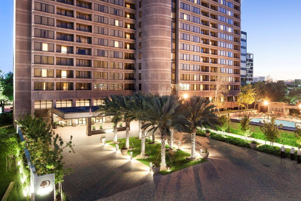 une vue aérienne sur un bâtiment avec des palmiers et des bâtiments dans l'établissement DoubleTree by Hilton Hotel & Suites Houston by the Galleria, à Houston