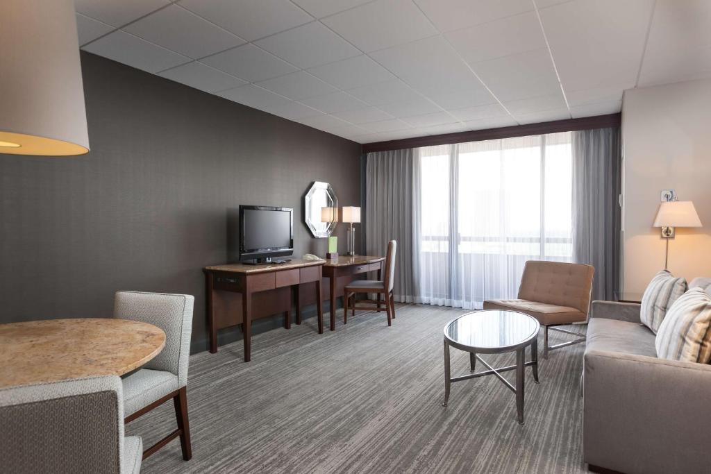 DoubleTree by Hilton Hotel & Suites Houston by the Galleria - Queen Suite - With Balcony & Kitchen