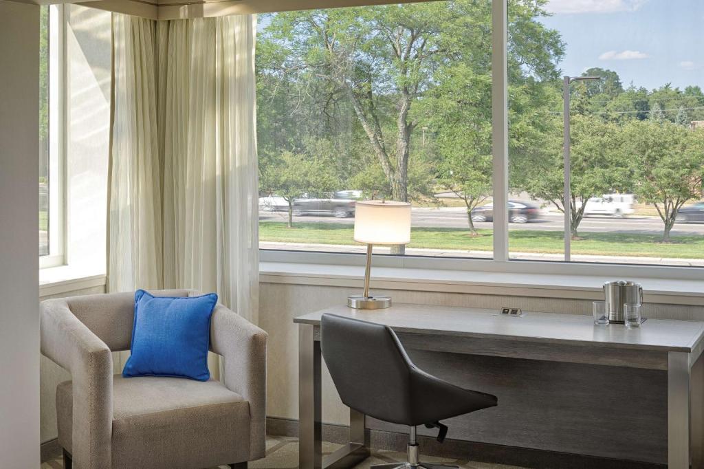 The Kingsley Bloomfield Hills - a DoubleTree by Hilton - Standard King Suite