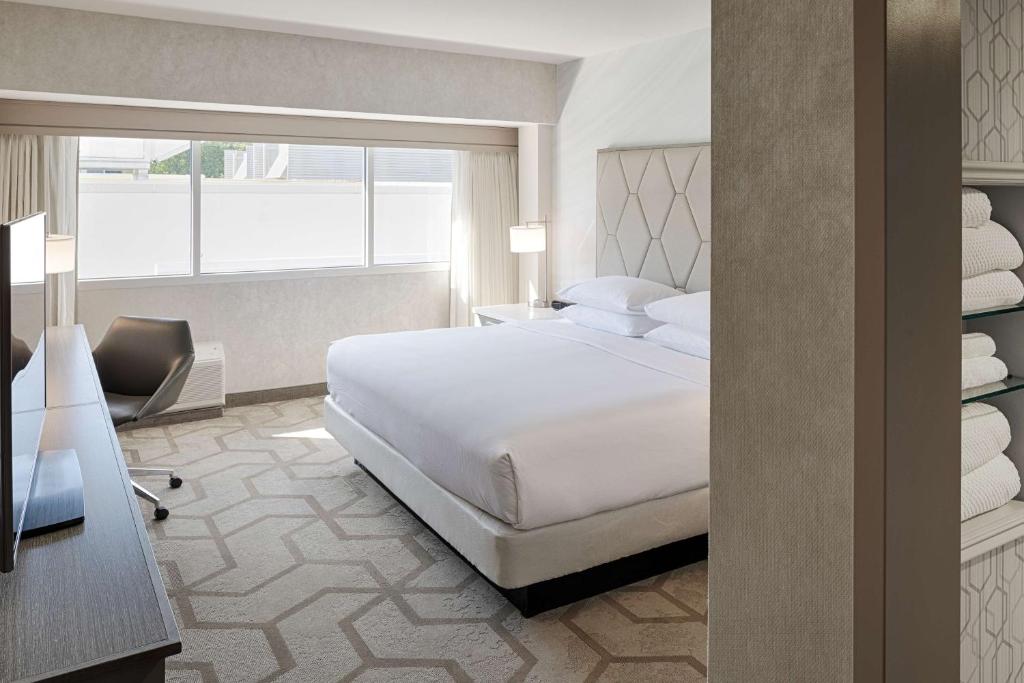The Kingsley Bloomfield Hills - a DoubleTree by Hilton - King Room With Roll-In Shower - Mobility And Hearing Access