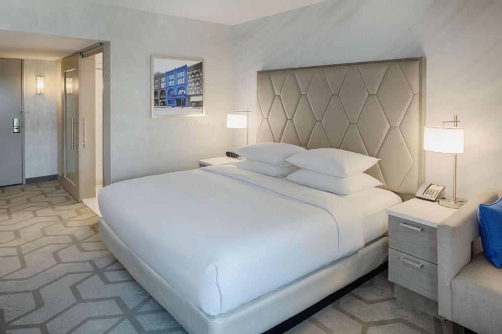 The Kingsley Bloomfield Hills - a DoubleTree by Hilton - King Room With Balcony