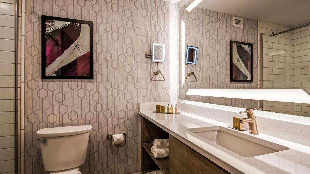 The Kingsley Bloomfield Hills - a DoubleTree by Hilton - King Room