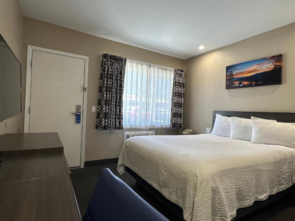 una camera d'albergo con letto e finestra di Black Jack Inn a South Lake Tahoe