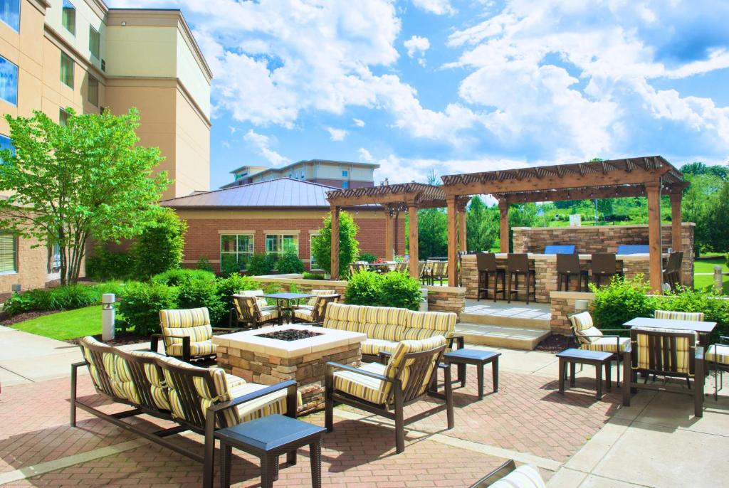 een patio met tafels en stoelen en een prieel bij Homewood Suites by Hilton Pittsburgh-Southpointe in Canonsburg