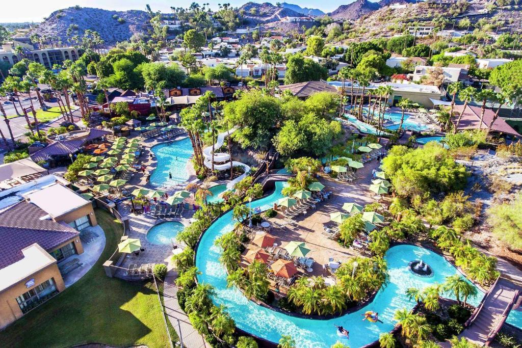 Bazén v ubytování Hilton Phoenix Resort at the Peak nebo v jeho okolí