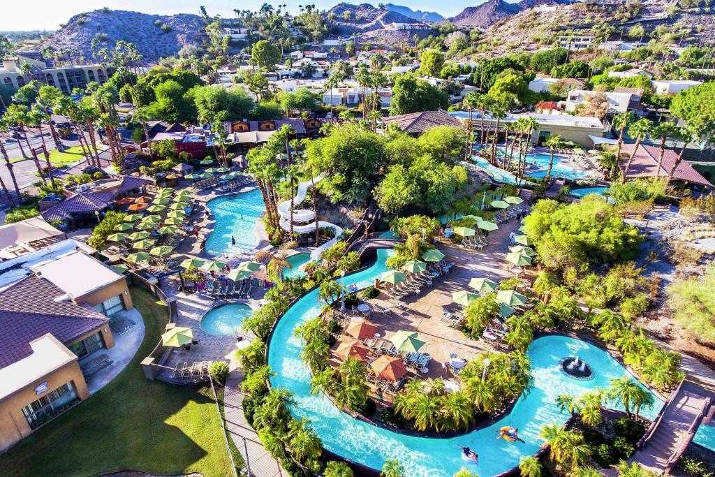 einen Luftblick auf einen Pool in einem Resort in der Unterkunft Hilton Phoenix Resort at the Peak in Phoenix